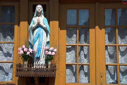 Figurka Matki Boskiej przed jednym z domow w Kroscienku.